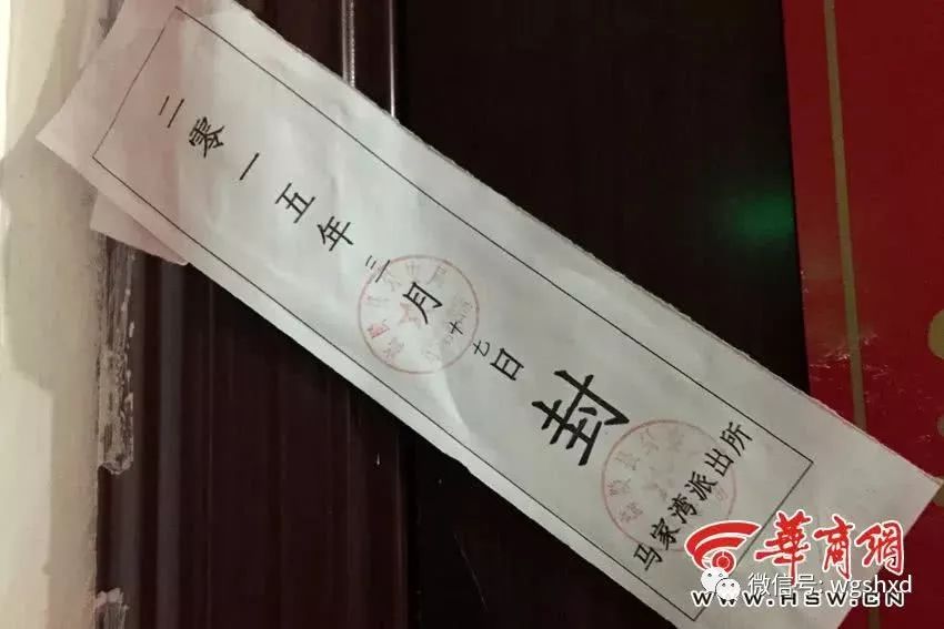 地铁出口玻璃门上贴着纸条的特写，字迹有点歪但清晰，旁边靠着三把颜色不同的长柄伞