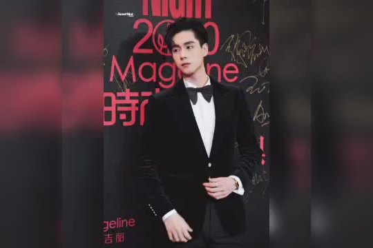 小男孩低头看着糖纸,阳光透过树叶缝隙照在糖纸上,“努力”两个字微微反光