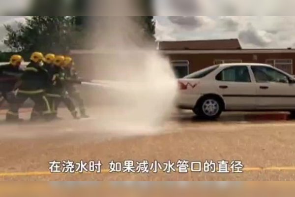 电影荧幕的微光映在观众专注的侧脸上,荧幕上是模糊的、充满科技感的画面