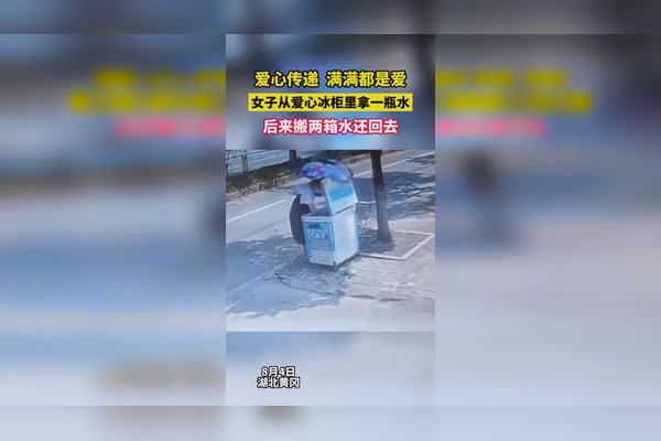 从超市冰柜玻璃门往里拍的视角,橙黄色灯光下,各种饮料瓶泛着冷光,一只手正伸向一瓶绿色包装的汽水