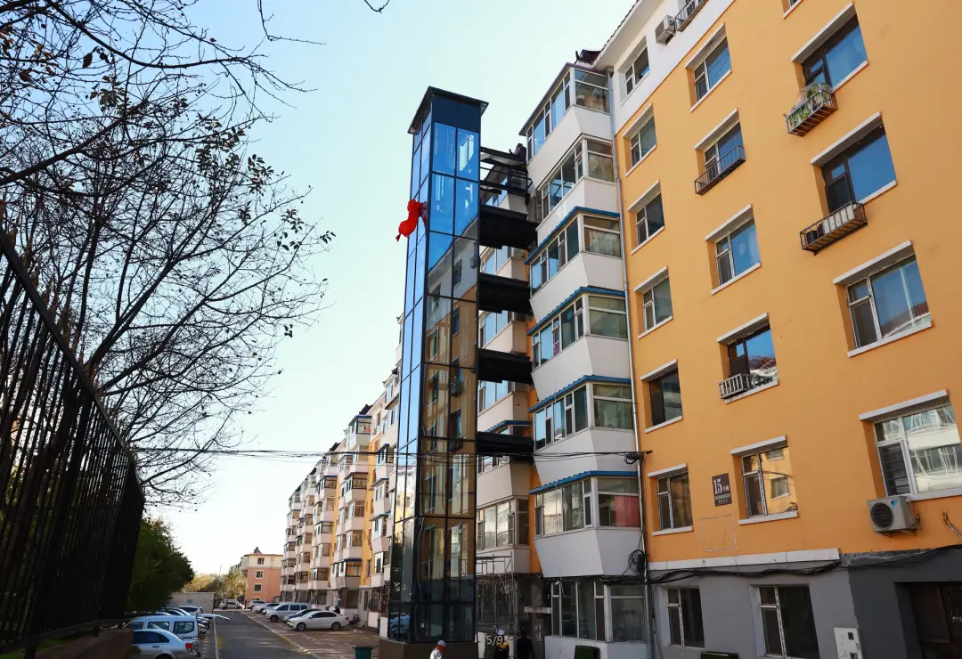两盒鸡蛋并排放在老旧单元楼的楼梯台阶上，夕阳的光从楼梯窗户斜照进来，光影分明