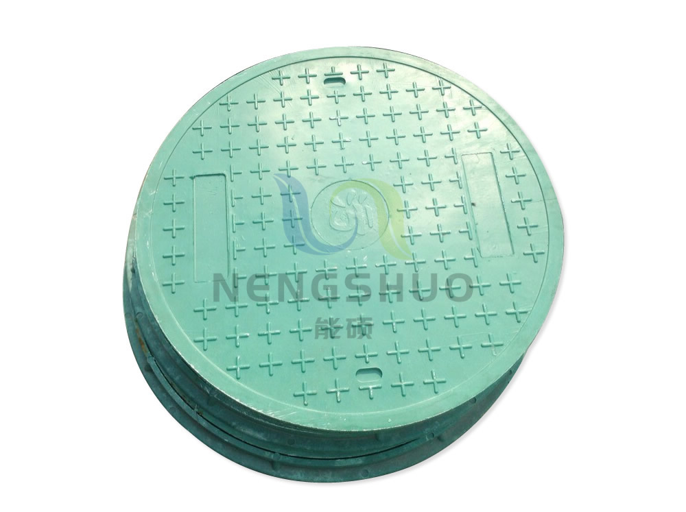 清晨人行道边的金属排水沟盖，缝隙里隐约可见一串银色钥匙的反光