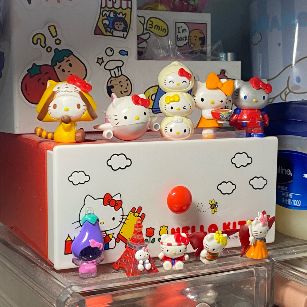 书桌一角，笔记本电脑旁有一个巴掌大的白色加湿器，正喷出柔和的水雾，旁边放着一杯水和一本摊开的书