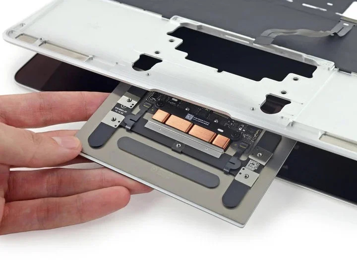 MacBook 触控板上残留着几道浅浅的指甲印，屏幕显示 Gradio 界面左上角有“Phi-3-mini”水印，对话框里刚输入“今天北京天气如何”，光标正在闪烁